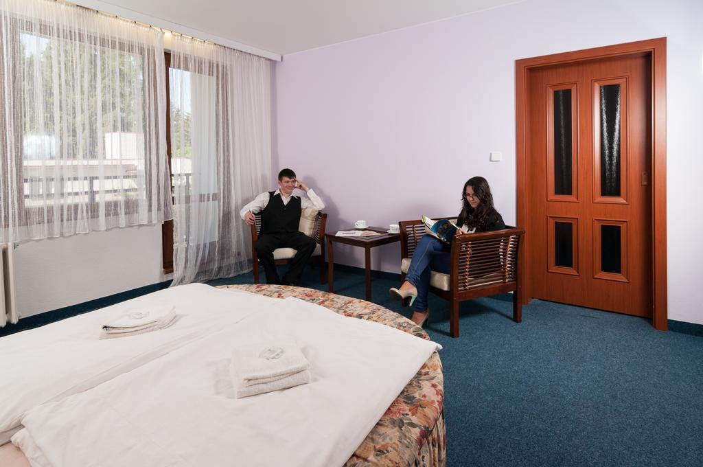 Hotel Radejov Knezdub Exterior foto